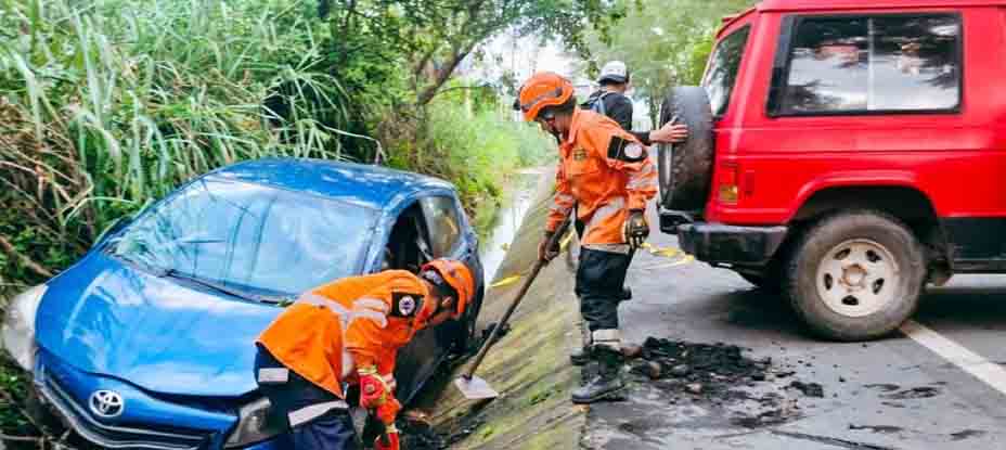 Auxilian a conductor tras terminar afuera de la calle en Ciudad Arce