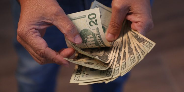 Aprueban que aguinaldo pueda pagarse desde el 20 de octubre