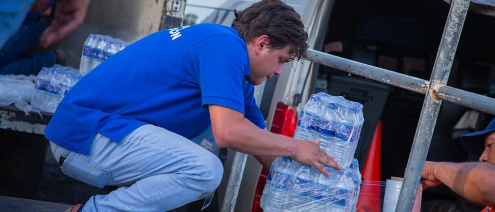 Preparan paquetes de agua para la ayuda humanitaria a los afectados en Jamaica