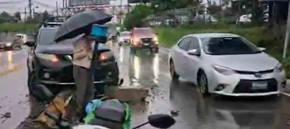 Conductor pierde el control de su carro y termina en los separadores en Antiguo Cuscatlán