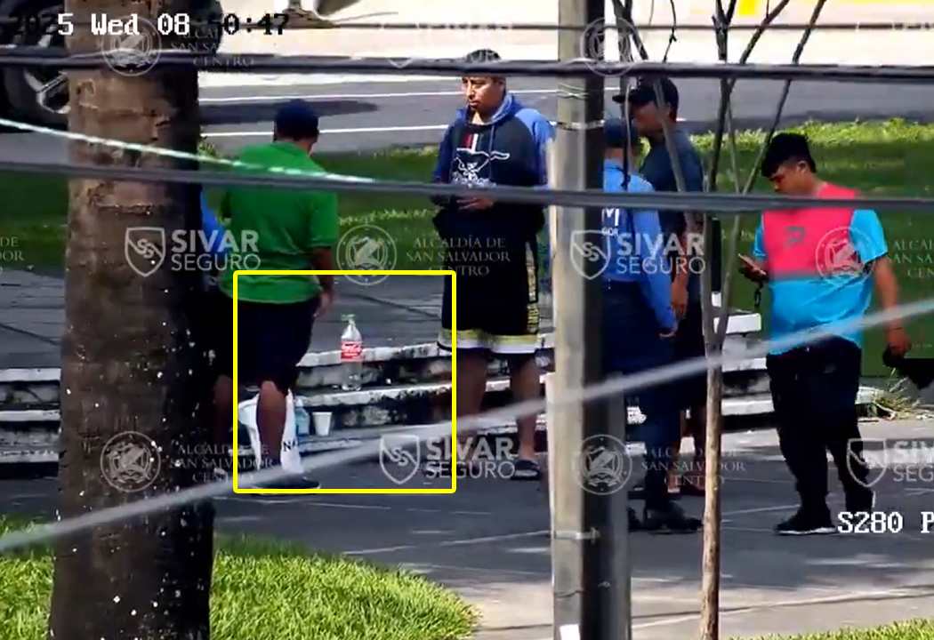 Sancionan a sujetos que consumían bebidas etílicas en una plaza pública de la capital