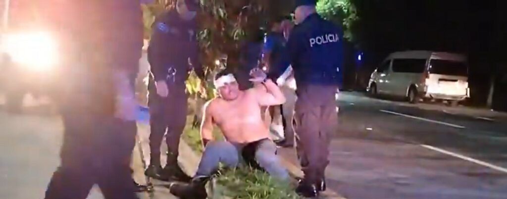 El momento exacto en que es detenido conductor ebrio que causó accidente mortal en carretera a Comalapa
