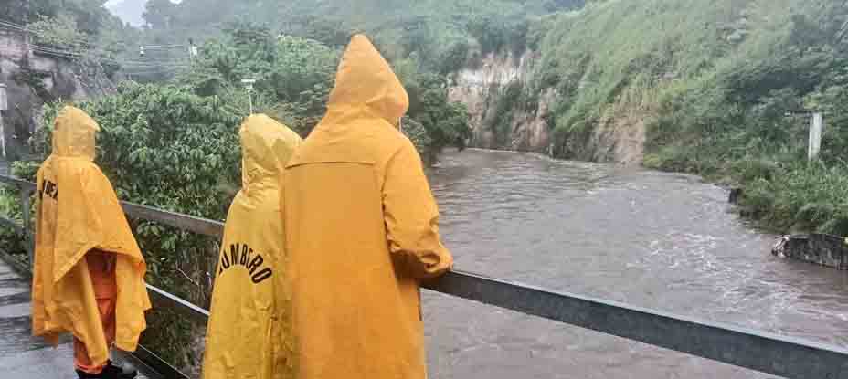 Bomberos monitorean puente Agua Caliente por lluvias de este lunes