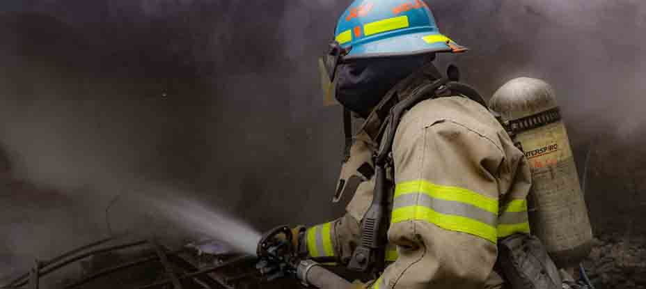 Bomberos controlan incendio de una bodega en Mejicanos