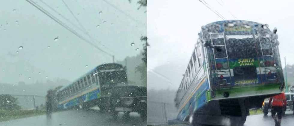 Bus de la ruta 216 sufre accidente y casi cae a un barranco en Juayúa