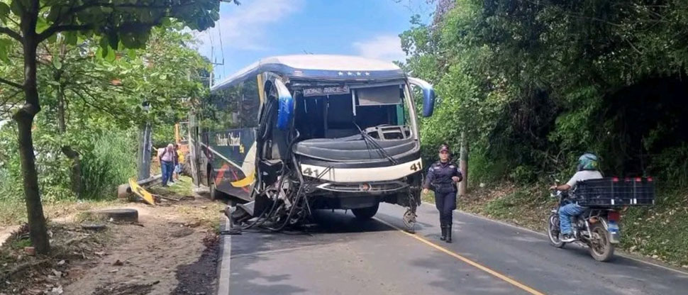Autobús de la ruta 201 choca con un tractor en Ciudad Arce