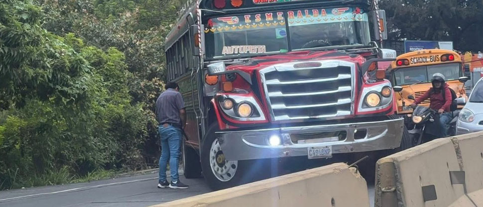 Guatemala: conductor de autobús bloquea la calle solo para bajarse a orinar