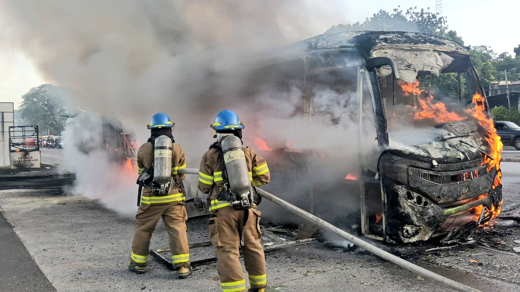 Se incendia bus sobre carretera Panamericana Oeste