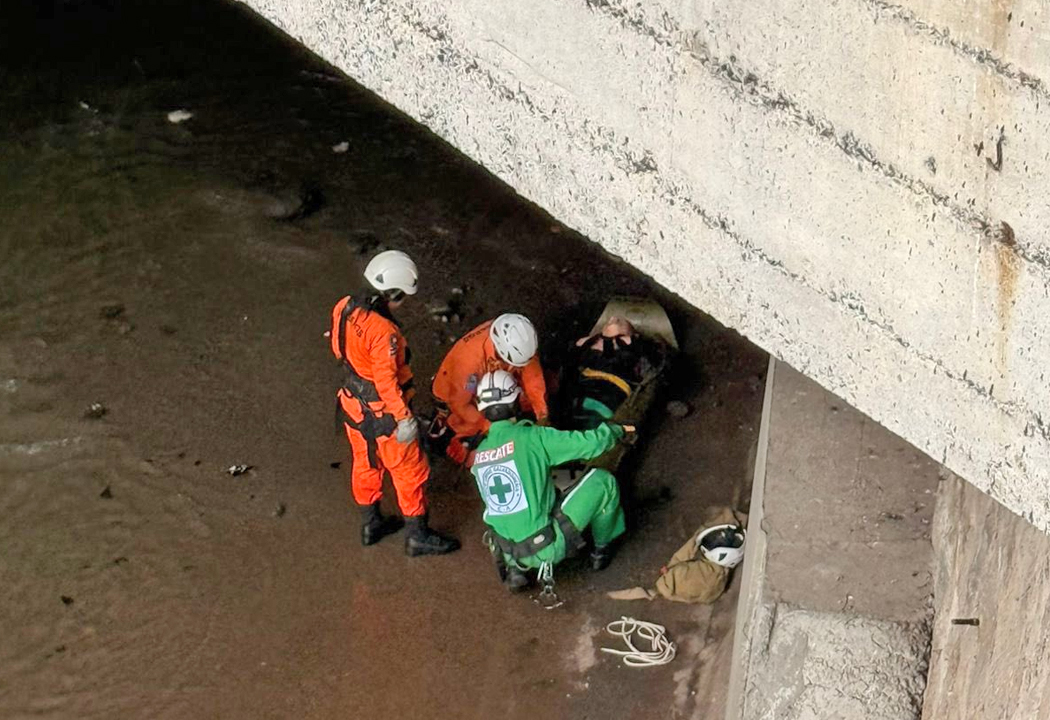 Rescatan a hombre que cayó al río Acelhuate en San Salvador