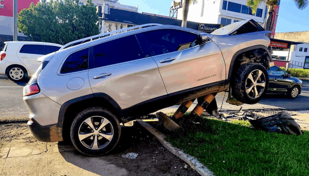 Conductor estrella su camioneta y huye del lugar en San Salvador