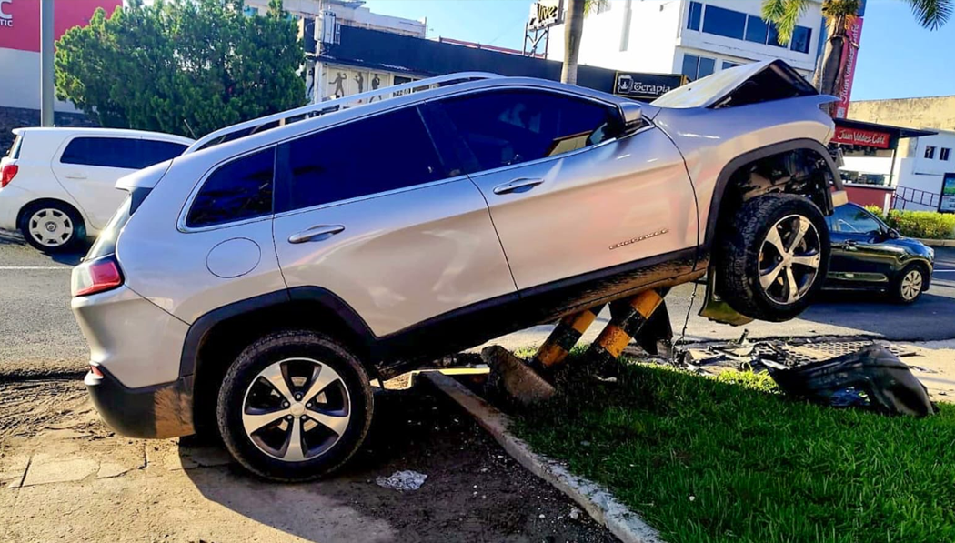 Conductor estrella su camioneta y huye del lugar en San Salvador