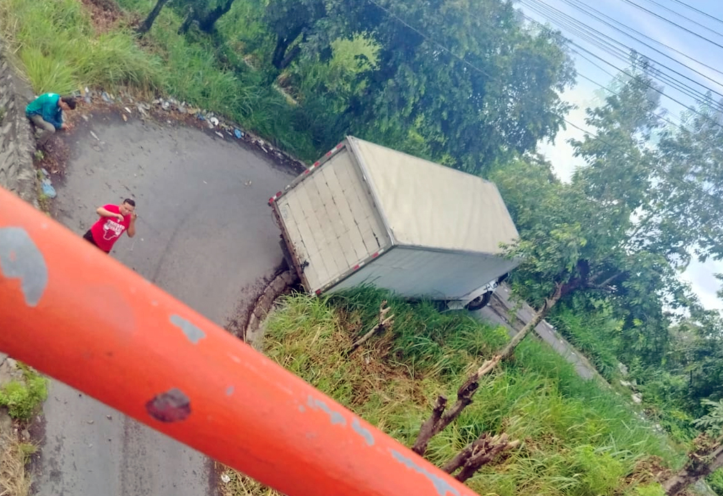 Soyapango: camión queda varado y obstaculiza el paso vehicular en puente San José