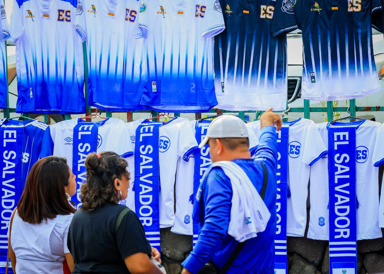 La esperanza sigue viva; salvadoreños adquieren su camiseta en apoyo a La Selecta