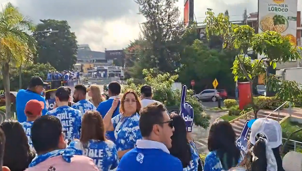 Caravana pone el ambiente en las calles a pocas horas del partido entre La Selecta y Panamá