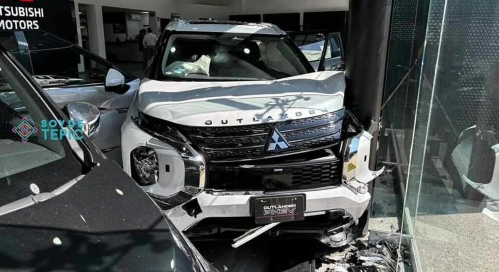 Mujer confunde pedal de freno con acelerador y provoca millonarios daños en agencia de autos