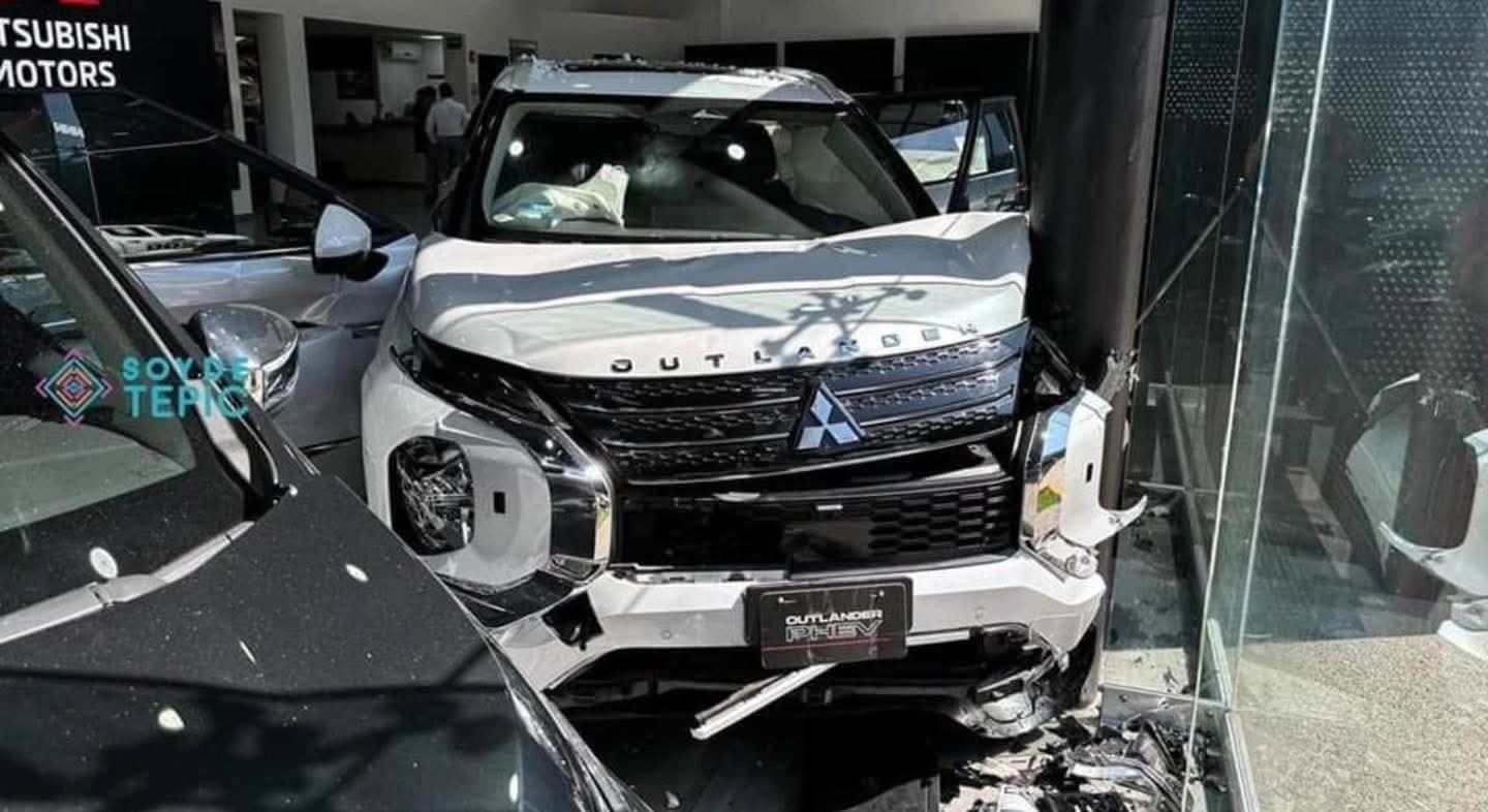 Mujer confunde pedal de freno con acelerador y provoca millonarios daños en agencia de autos