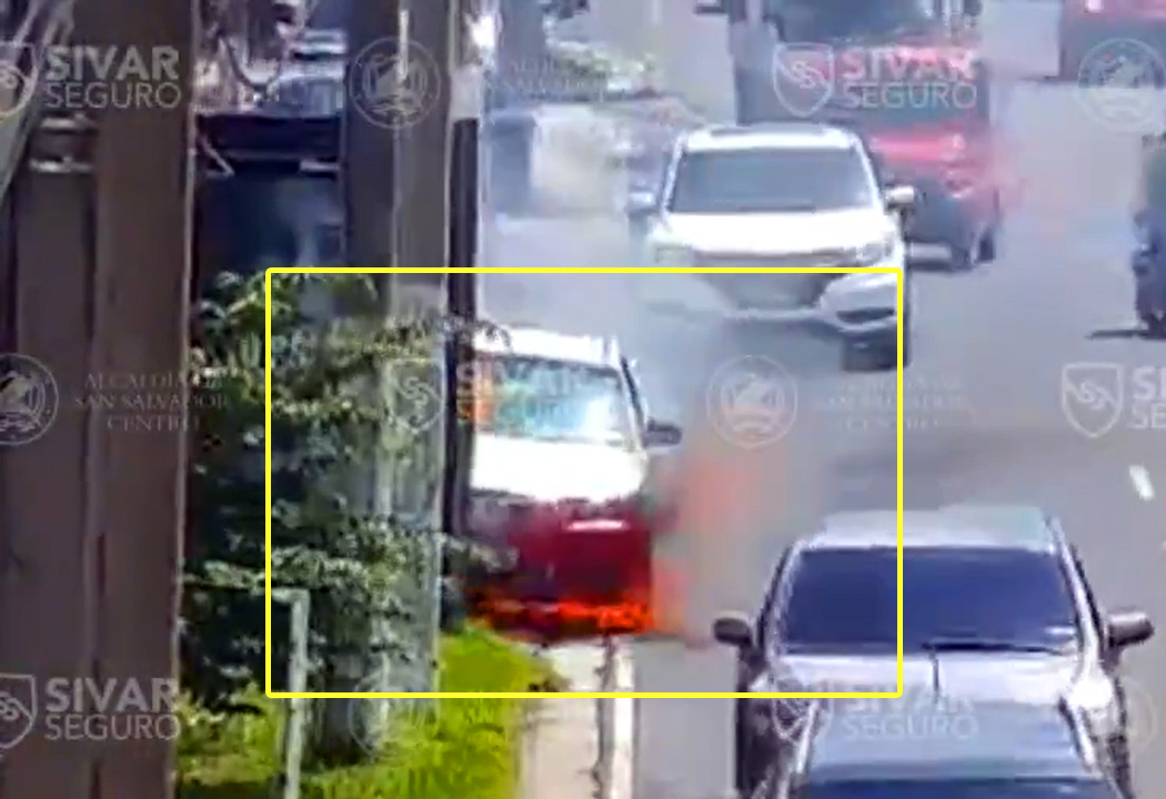 Instante preciso cuando vehículo se incendia en bulevar Constitución