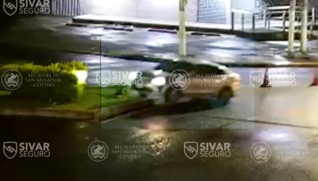 Momento exacto en que conductor pierde el control y se accidenta en San Salvador