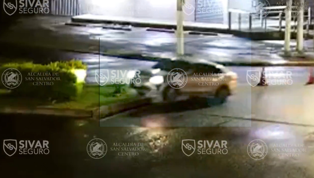 Momento exacto en que conductor pierde el control y se accidenta en San Salvador