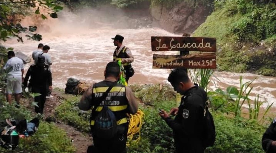 Hombre es arrastrado por la corriente en Las Cascadas de Huizúcar