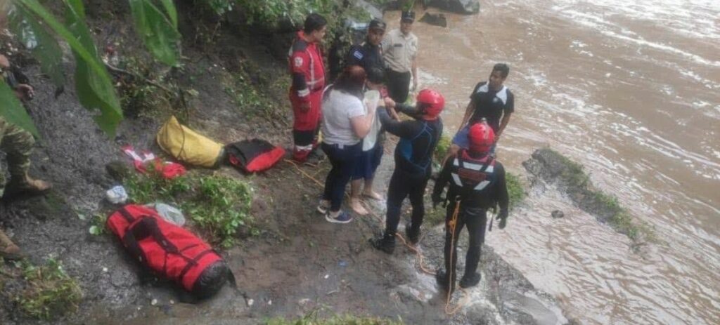Rescatan con vida a hombre arrastrado por corriente en Las Cascadas de Huizúcar