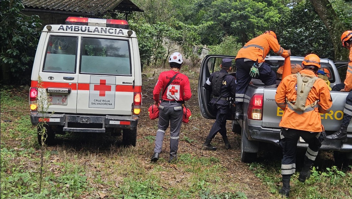 Rescatan a tres turistas extraviados en cerro de Santa Ana