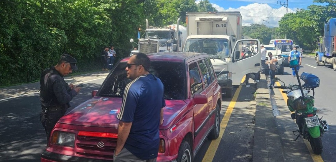 Dos mujeres lesionadas tras múltiple accidente entre 5 vehículos