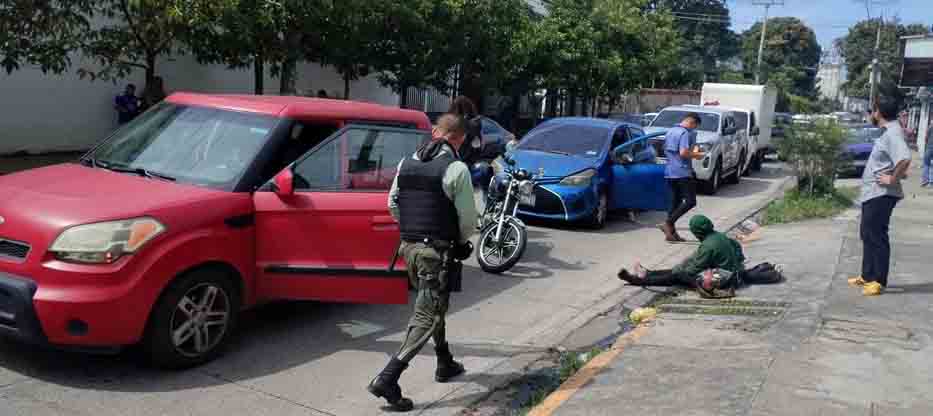 5 Vehículos provocan múltiple choque en Santa Tecla