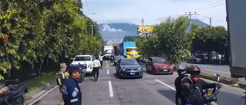 Habilitan el paso en la carretera a Comalapa tras retirar derrumbe provocado por la lluvia
