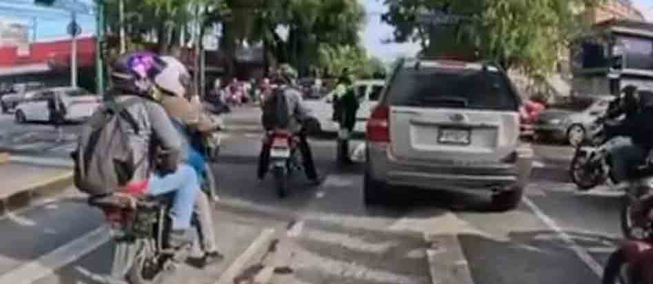 GUATEMALA: conductora arrastra a policía de Tránsito en zona 9