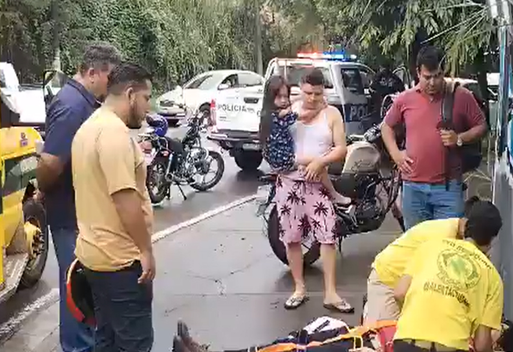 Vehículo saca de la vía a motociclista y este resulta gravemente lesionado