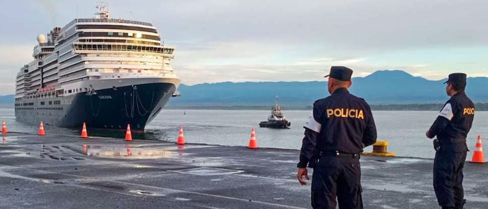 Crucero con más de 1,800 turistas atraca en puerto de Acajutla