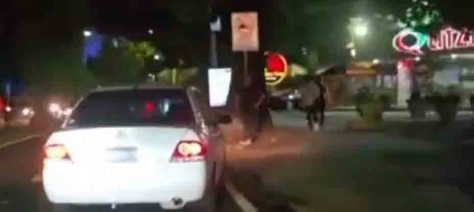 Captan a conductor que pone en riesgo la vida de un peatón