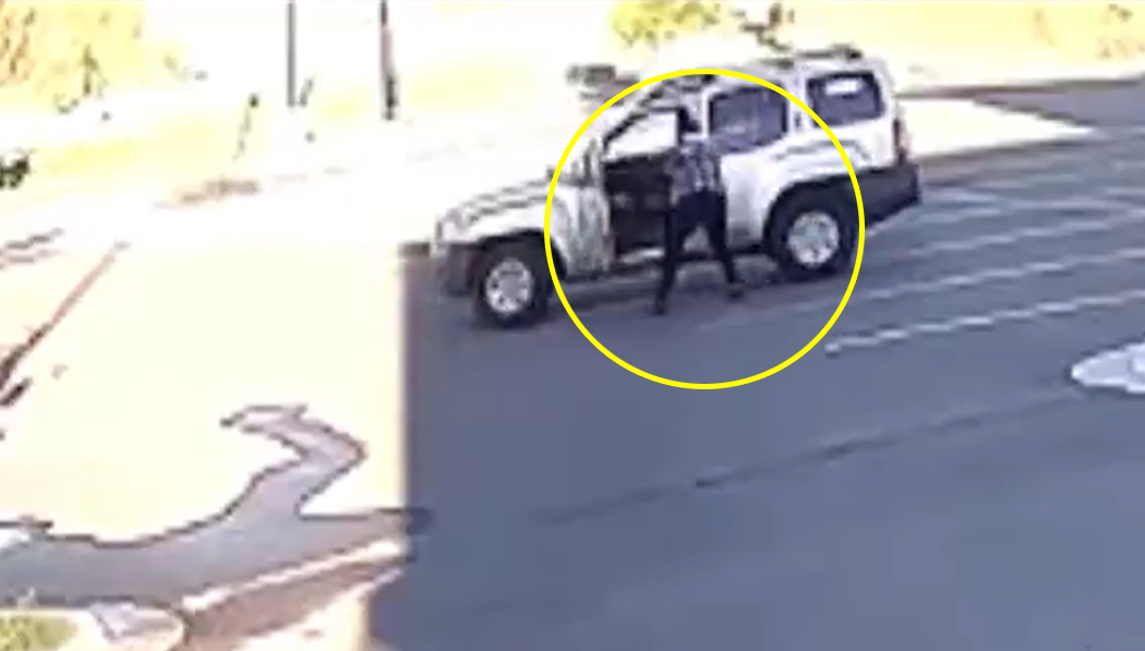 De película: hombre se lanza a un vehículo sin control y evita una tragedia