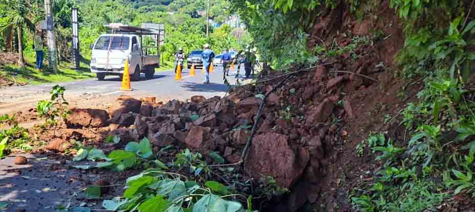 Policías orientan tráfico en carretera hacia Chalatenango tras derrumbe