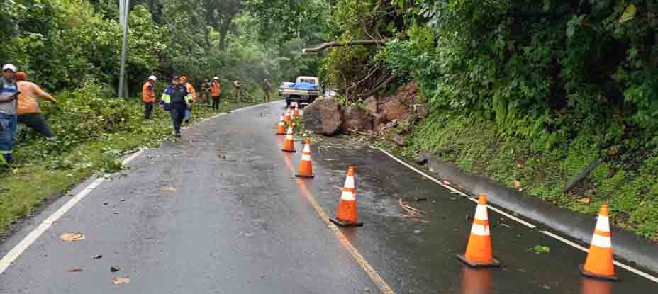 Personal de MOP trabaja en retiro de escombros tras derrumbe en carretera a Panchimalco