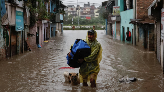 Deslizamientos por lluvias dejan a más de 63 muertos en India y Nepal