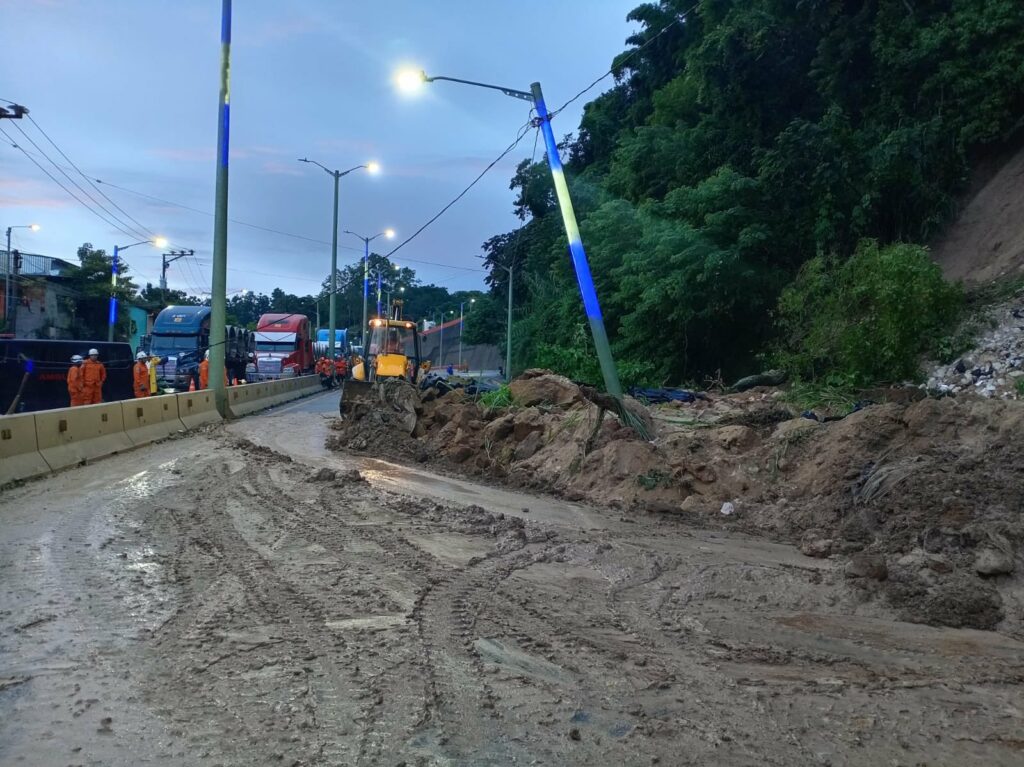 Advierten por deslizamientos y caída de rocas debido a las lluvias de este domingo