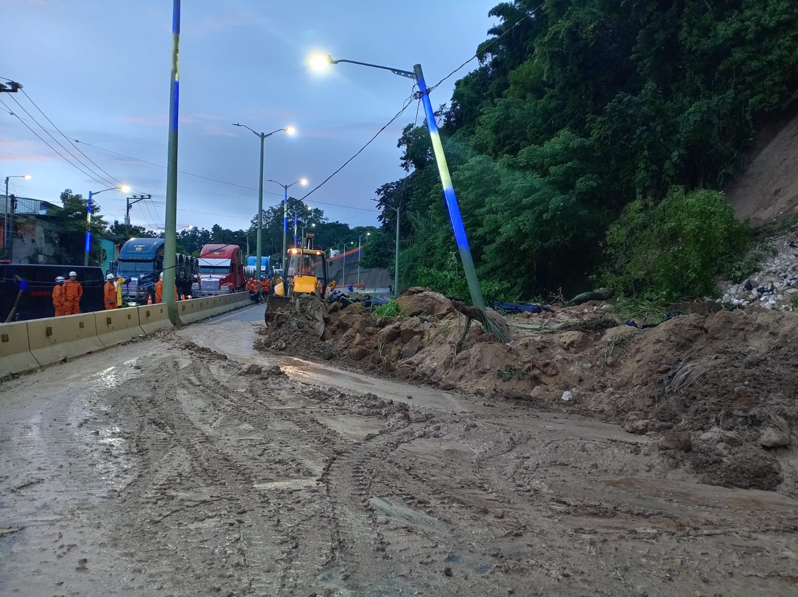 Advierten por deslizamientos y caída de rocas debido a las lluvias de este domingo