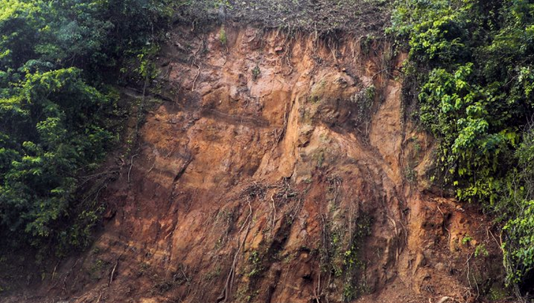 Advierten por probabilidad de deslizamientos y caída de rocas en zonas montañosas del país