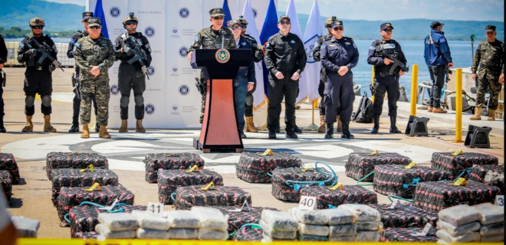 Presentan droga incautada en altamar valorada en $44.8 millones