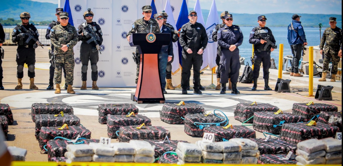 Presentan droga incautada en altamar valorada en $44.8 millones