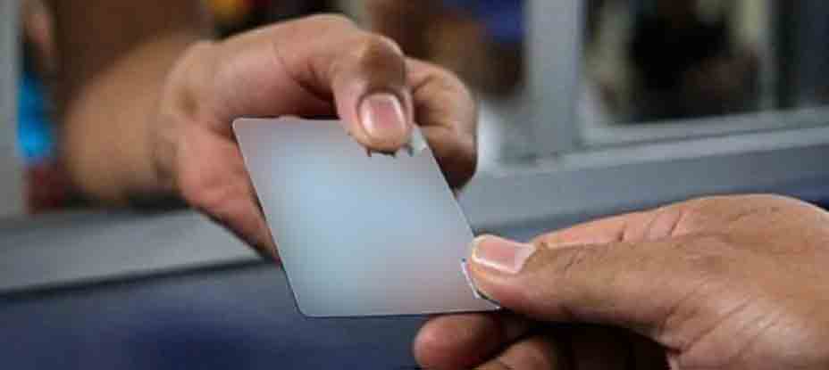 Salvadoreño feliz porque encontraron sus documentos y celular perdido