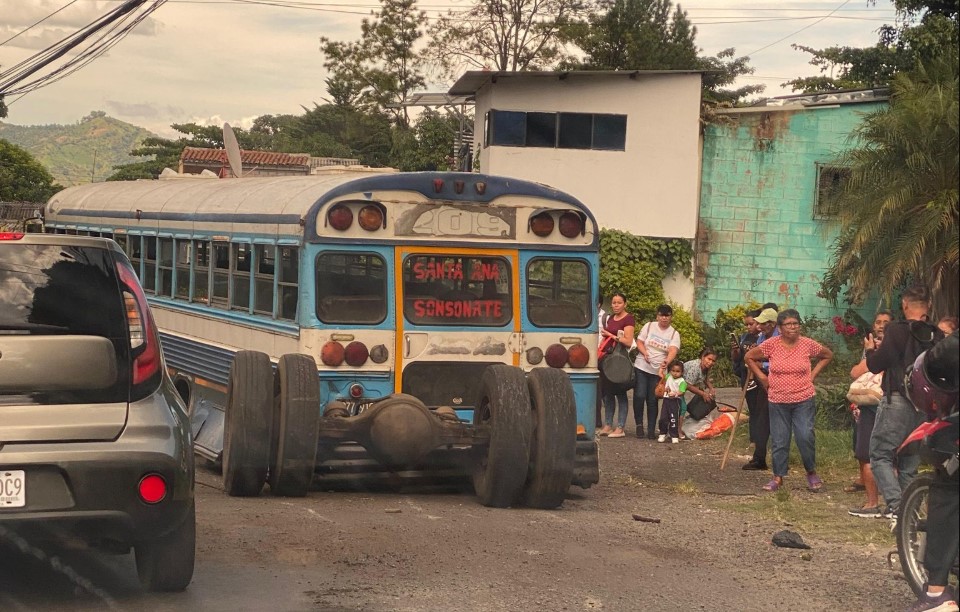Unidad del transporte público pierde el eje trasero en Santa Ana