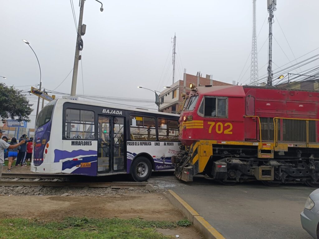 Por imprudencia de un busero, tren casi arrasa con la vida de varios pasajeros