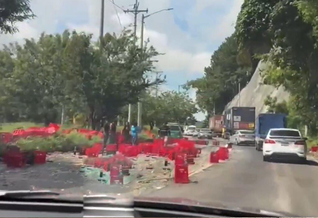 Derrame de bebidas envasadas genera tráfico vehicular en autopista a Comalapa