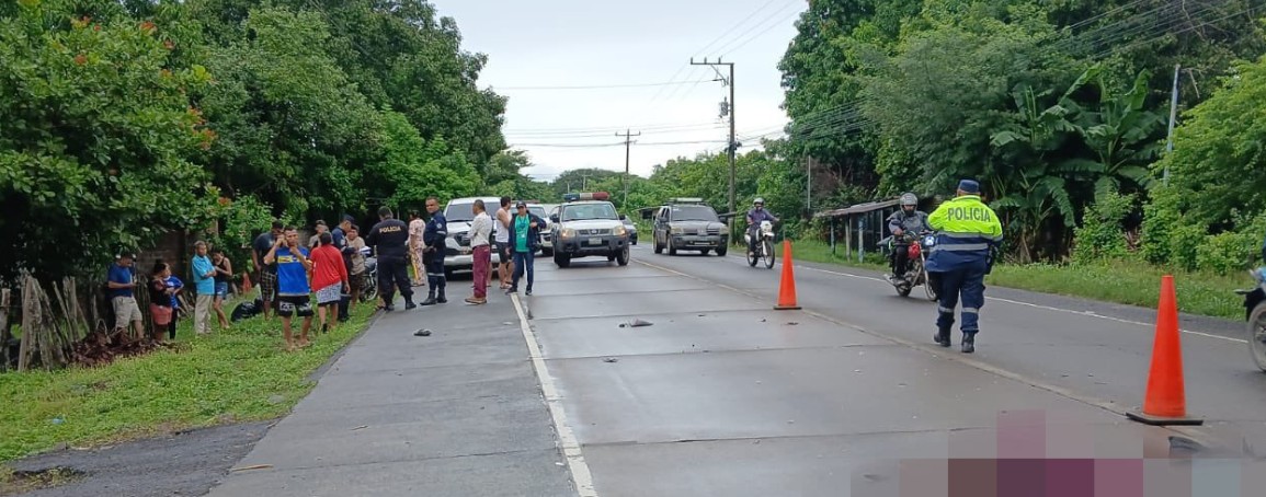 Joven motociclista pierde la vida tras estrellarse contra un vehículo