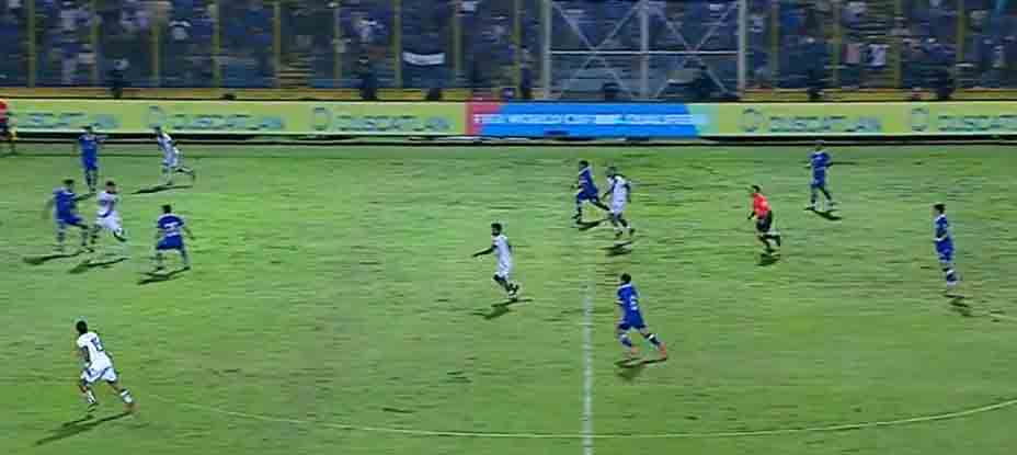 El césped del estadio Cuscatlán terminó como potrero