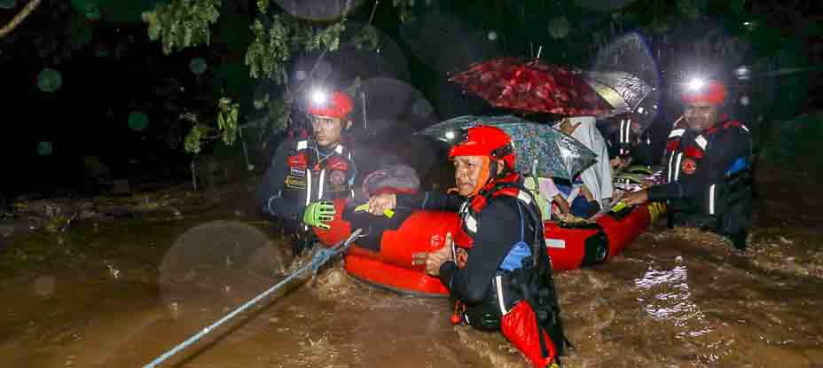 Protección Civil evacúa a una familia de La Unión tras fuertes lluvias