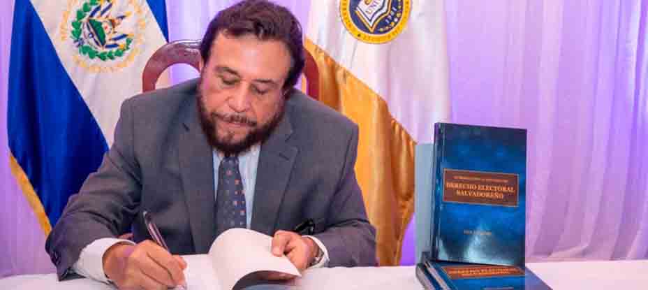 Vicepresidente Félix Ulloa presenta el libro de Introducción al Estudio del Derecho Electoral Salvadoreño